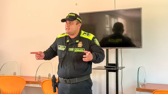 Un uniformado de la Policía Nacional habla en la socialización de los canales de denuncia en San Luis de Gaceno