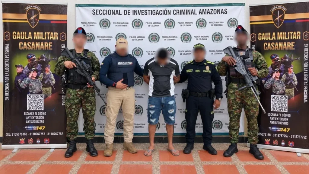 Alias Giovanny, con el rostro difuminado, entre uniformados de la Policía, Migración Colombia y el Gaula Militar Casanare