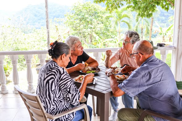 Adultos mayores del Centro Vida de San Luis de Gaceno comparten un almuerzo en una terraza techada