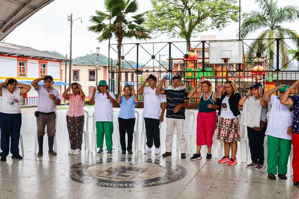 Adultos mayores de San Luis de Gaceno y Barranca de Upía hacen una actividad física en una cancha cubierta
