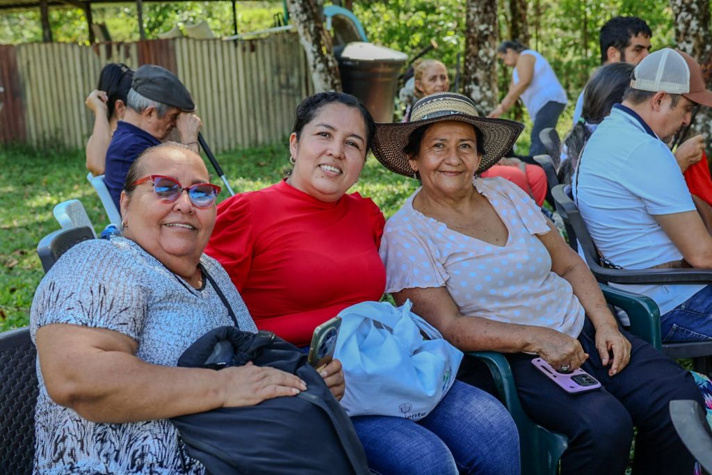 Tres adultas mayores del Centro Vida de San Luis de Gaceno sonríen sentadas en el Centro Turístico Arrayanes