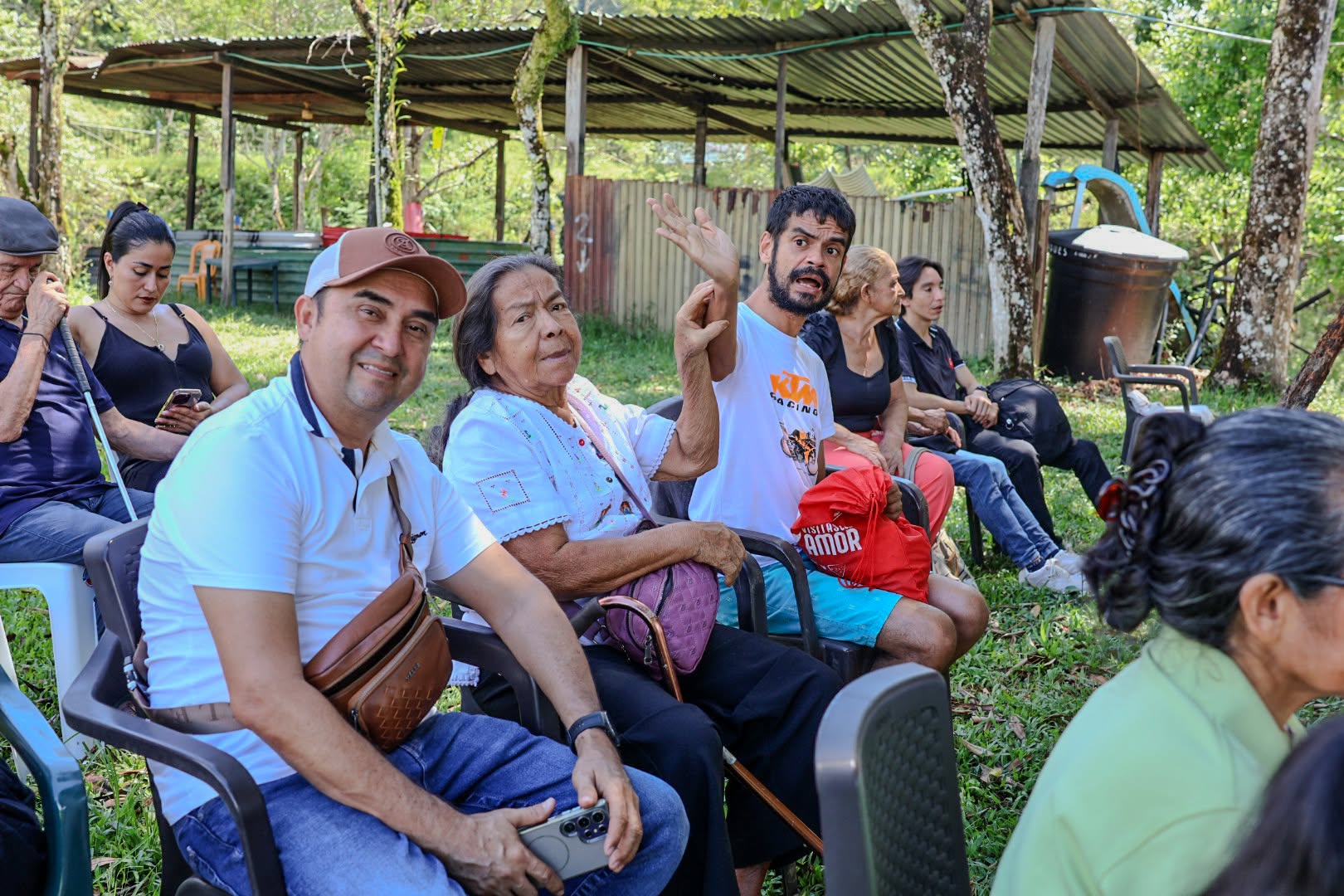 Adultos mayores del Centro Vida reunidos bajo los árboles en el Centro Turístico Arrayanes