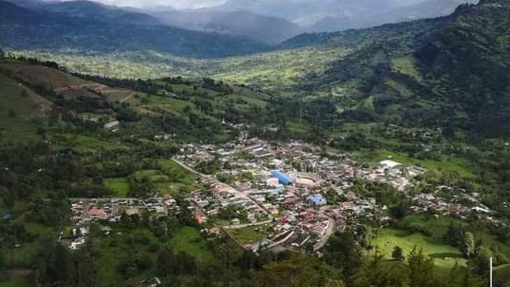 Vista aérea del casco urbano de Chinavita (Boyacá), rodeado de montañas