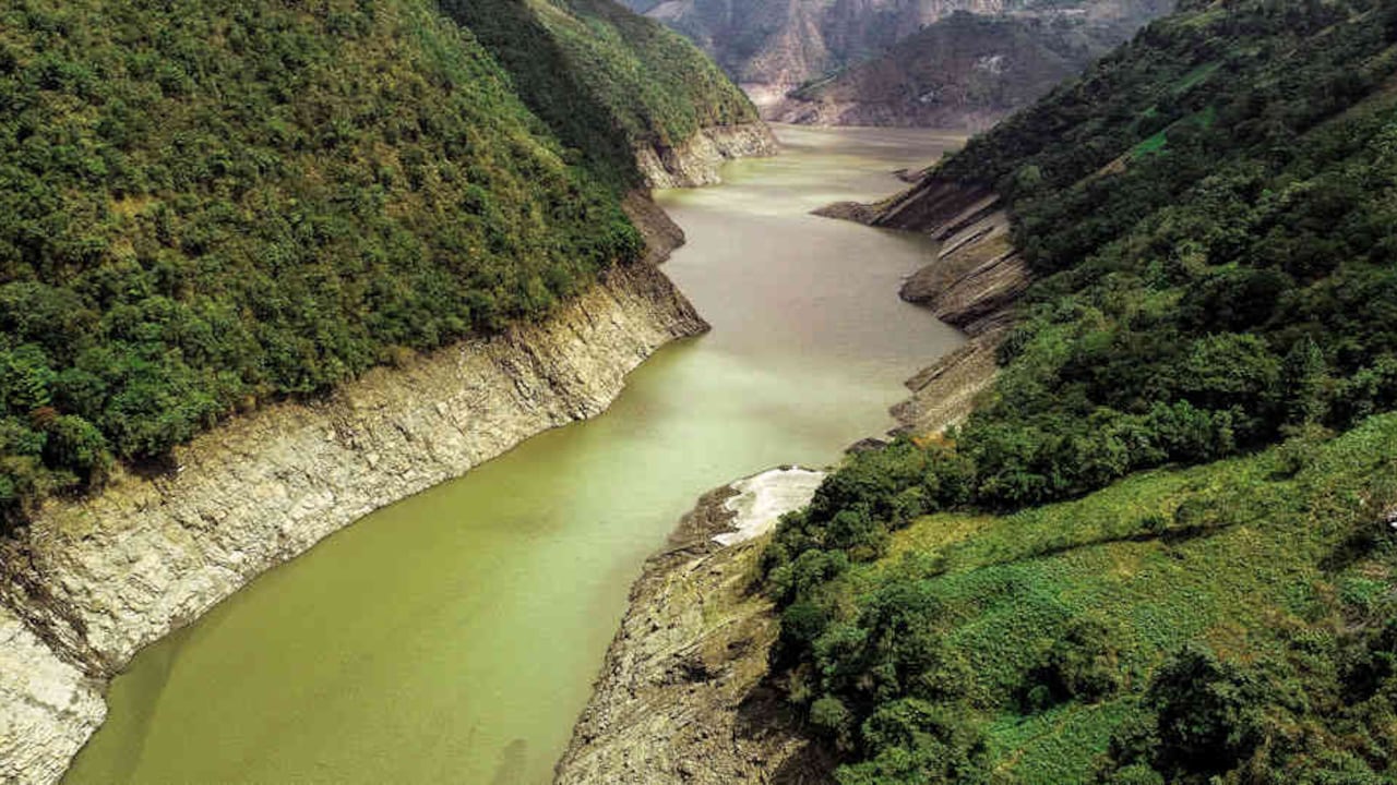 Embalse La Esmeralda entre montañas, en el sistema de la Central Hidroeléctrica de Chivor