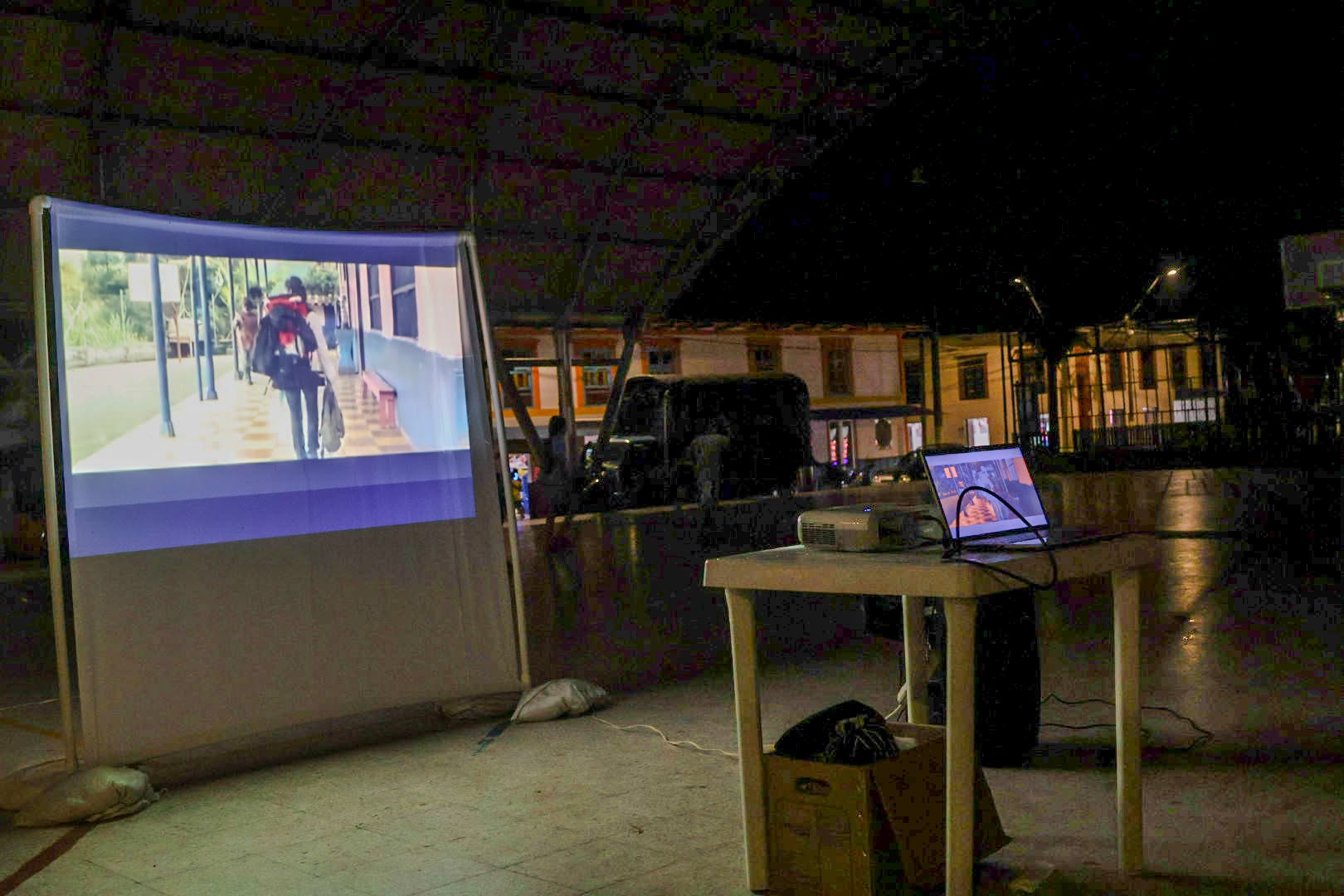 Pantalla de proyección del Cine al Parque por la prevención del bullying en San Luis de Gaceno