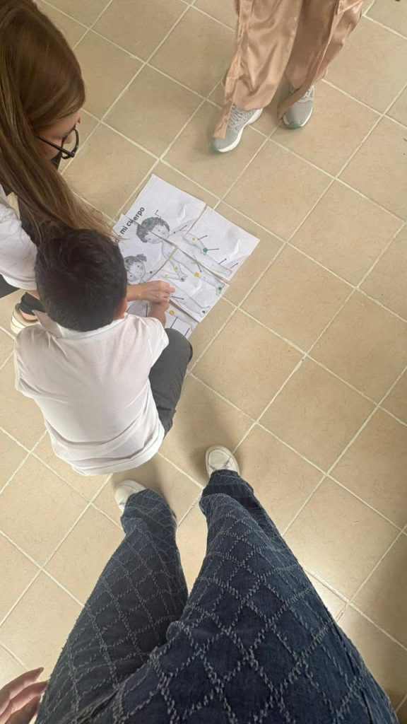 Niño en una actividad sobre el esquema del cuerpo humano en un taller de la Comisaría de Familia de San Luis de Gaceno