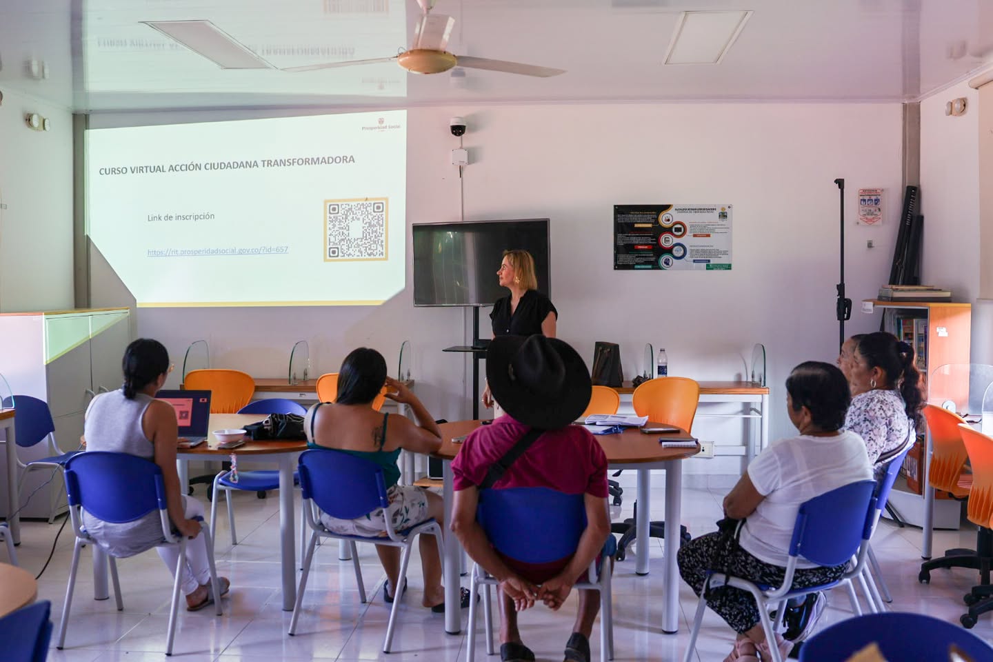 Capacitación con proyector en el comité de líderes de Transferencias Monetarias en San Luis de Gaceno