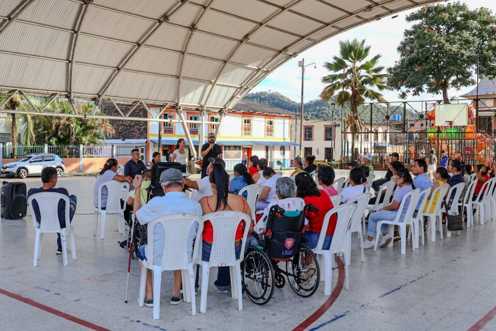 Asistentes a la Asamblea de Personas con Discapacidad de San Luis de Gaceno sentados bajo una cubierta