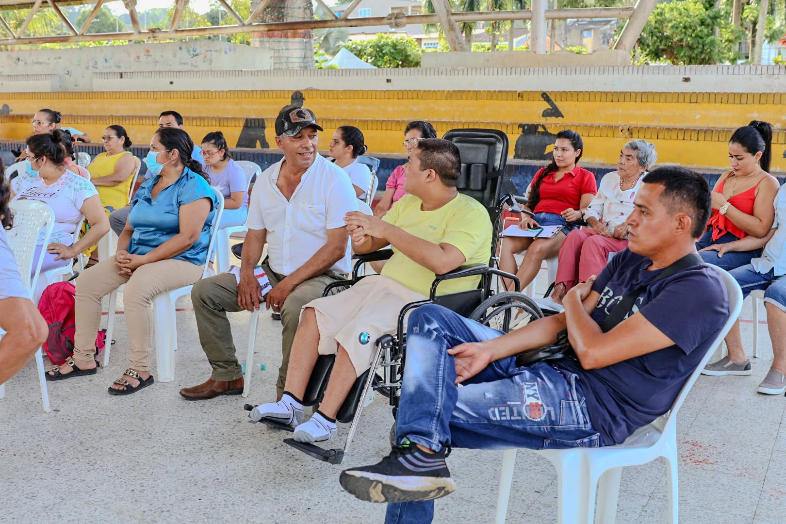 Personas con discapacidad y sus acompañantes escuchan las intervenciones en la asamblea de San Luis de Gaceno