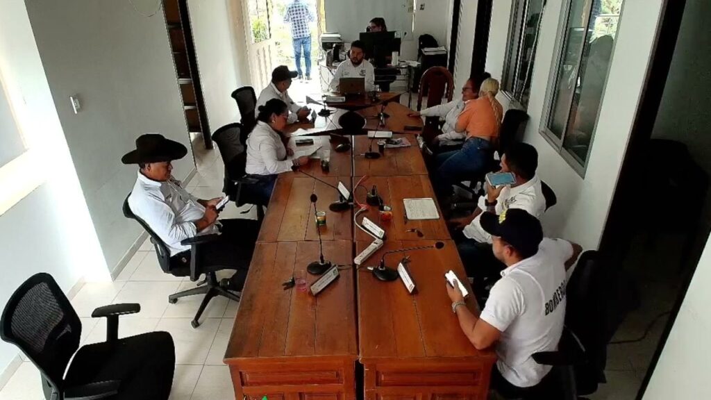 Concejales de San Luis de Gaceno sentados a lado y lado de la mesa del recinto durante la sesión del 21 de octubre