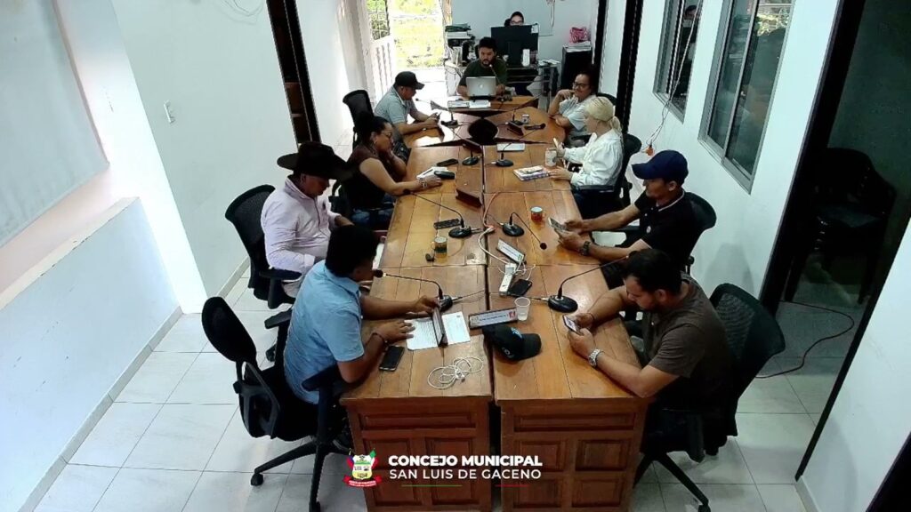 Los concejales de San Luis de Gaceno en sus curules durante la sesión extraordinaria