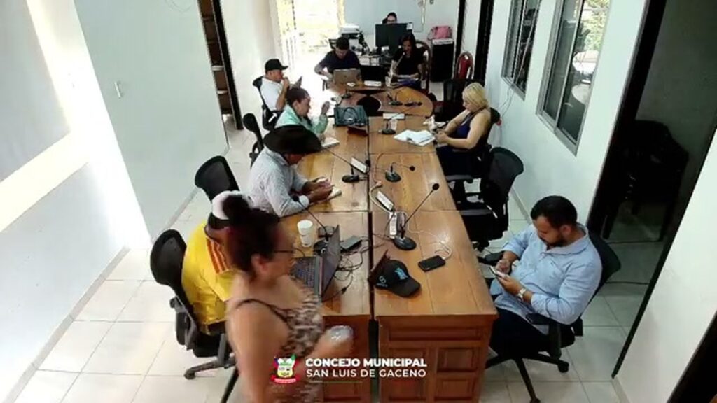 Concejales de San Luis de Gaceno en la sesión plenaria del 19 de octubre, alrededor de la mesa del recinto