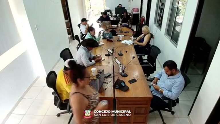 Concejales de San Luis de Gaceno en la sesión plenaria del 19 de octubre, alrededor de la mesa del recinto