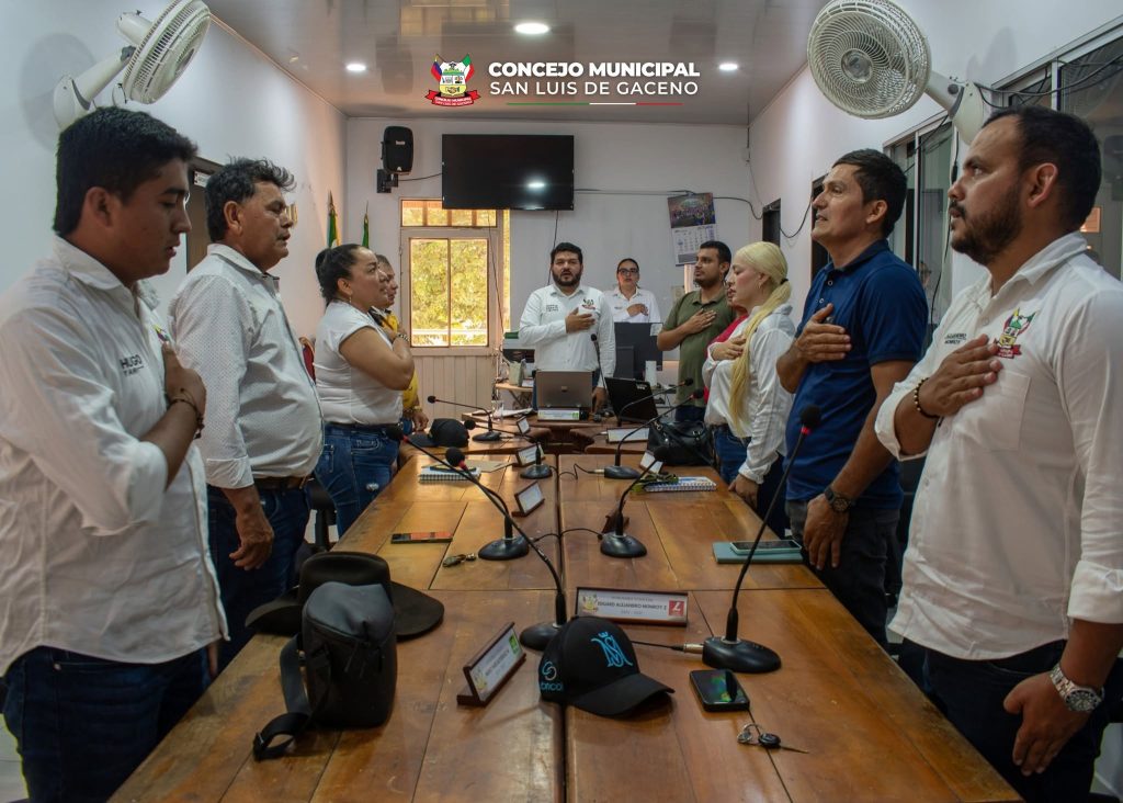 Concejales y funcionarios de pie en el recinto del Concejo de San Luis de Gaceno en la instalación de las sesiones extraordinarias