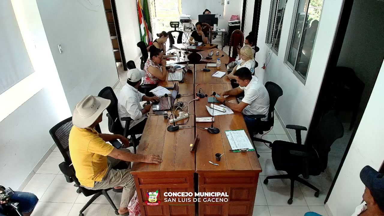 Concejales, funcionarios de la Alcaldía y vecinos en el recinto del Concejo de San Luis de Gaceno