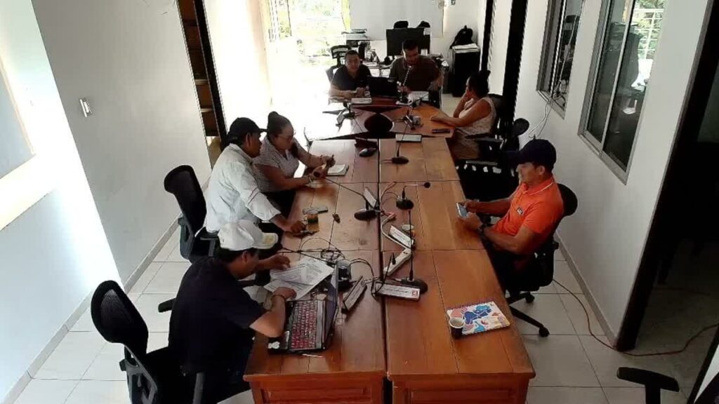 Concejales y funcionarios alrededor de la mesa de madera del recinto del Concejo de San Luis de Gaceno durante la sesión