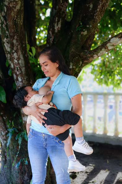 Madre amamanta a su hijo bajo un árbol, en una de las fotos del concurso de San Luis de Gaceno