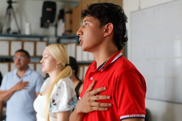 Joven con la mano en el pecho durante la posesión del Consejo Municipal de Juventud de San Luis de Gaceno