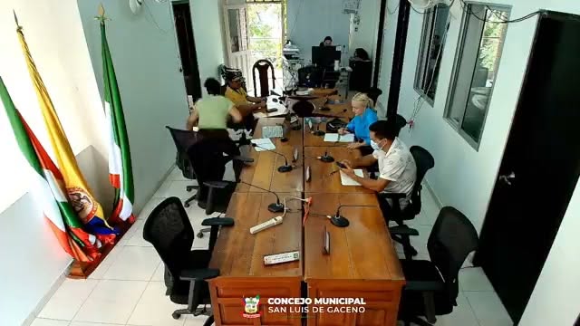 Concejales y funcionarios de Promoción Social en la mesa del Concejo de San Luis de Gaceno