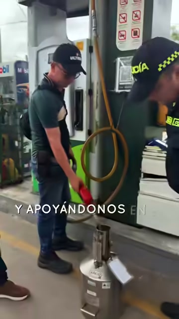 Un hombre llena el recipiente de calibración en una estación de servicio de San Luis de Gaceno