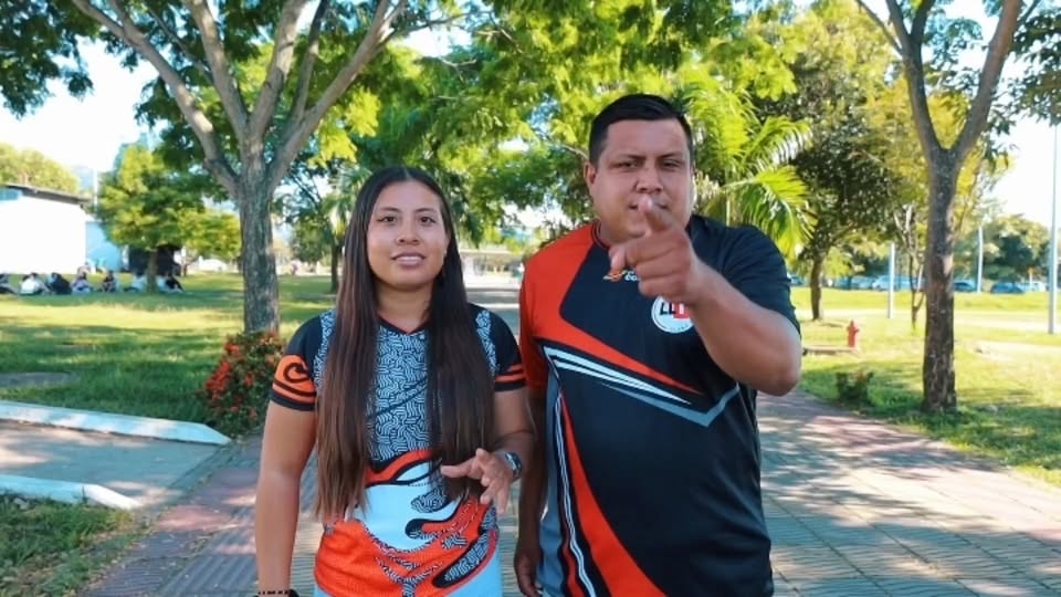 Promotores de la Copa Martín Guevara Mora con camisetas deportivas en un parque de Sabanalarga
