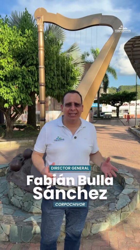 Un funcionario de Corpochivor habla frente al monumento del arpa en el parque de San Luis de Gaceno