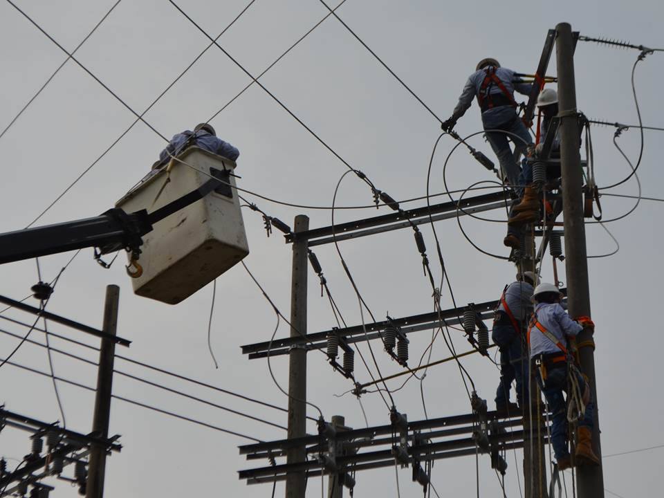 Linieros de ENERCA trabajan en postes de energía, antes de los cortes de energía en San Luis de Gaceno