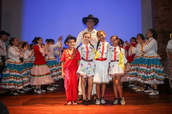 Bailarines de danza folclórica de San Luis de Gaceno con trajes típicos en el escenario de Garagoa