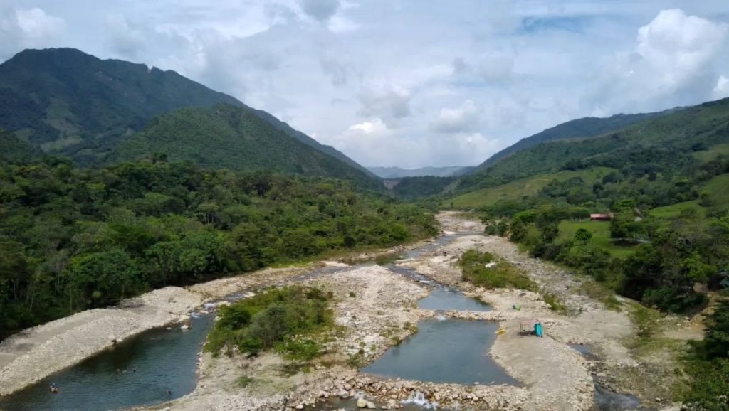 Río pedregoso entre montañas verdes en la foto de la denuncia por pesqueras en Sabanalarga