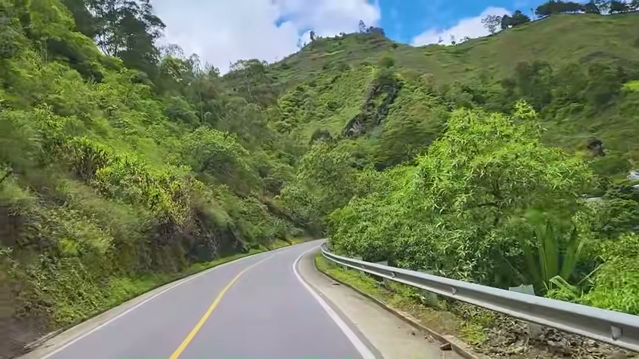 Tramo con curvas de la Transversal del Sisga entre montañas, entre Macanal y Santa María
