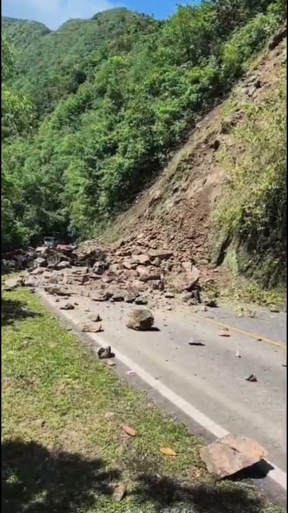 Derrumbe de tierra y rocas sobre la vía en Santa María, en la salida hacia Guateque