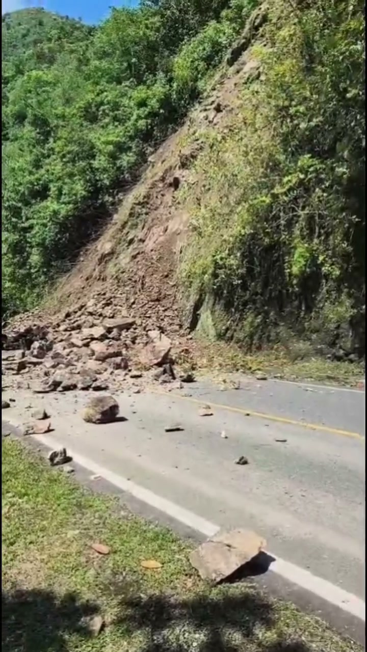 Tierra y rocas obstaculizan una vía pavimentada de dos carriles en Santa María