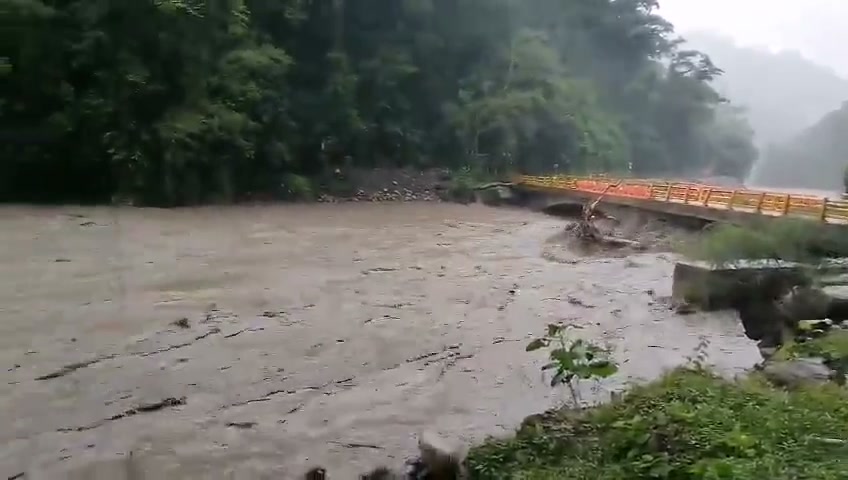 Río Lengupá crecido junto al puente Piedra Campana el día de los derrumbes en la Transversal del Sisga
