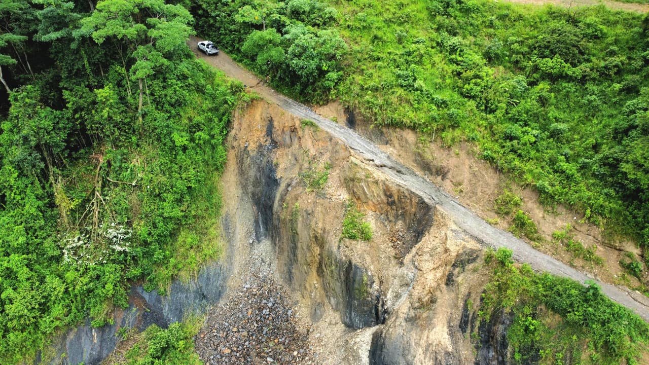 Vista aérea de una vía rural al borde de un deslizamiento en Sabanalarga, Casanare