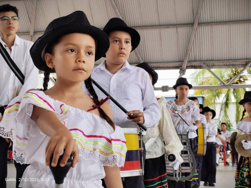Estudiantes con sombrero y tambores en el Día de la Boyacensidad en la IE San Luis de Gaceno