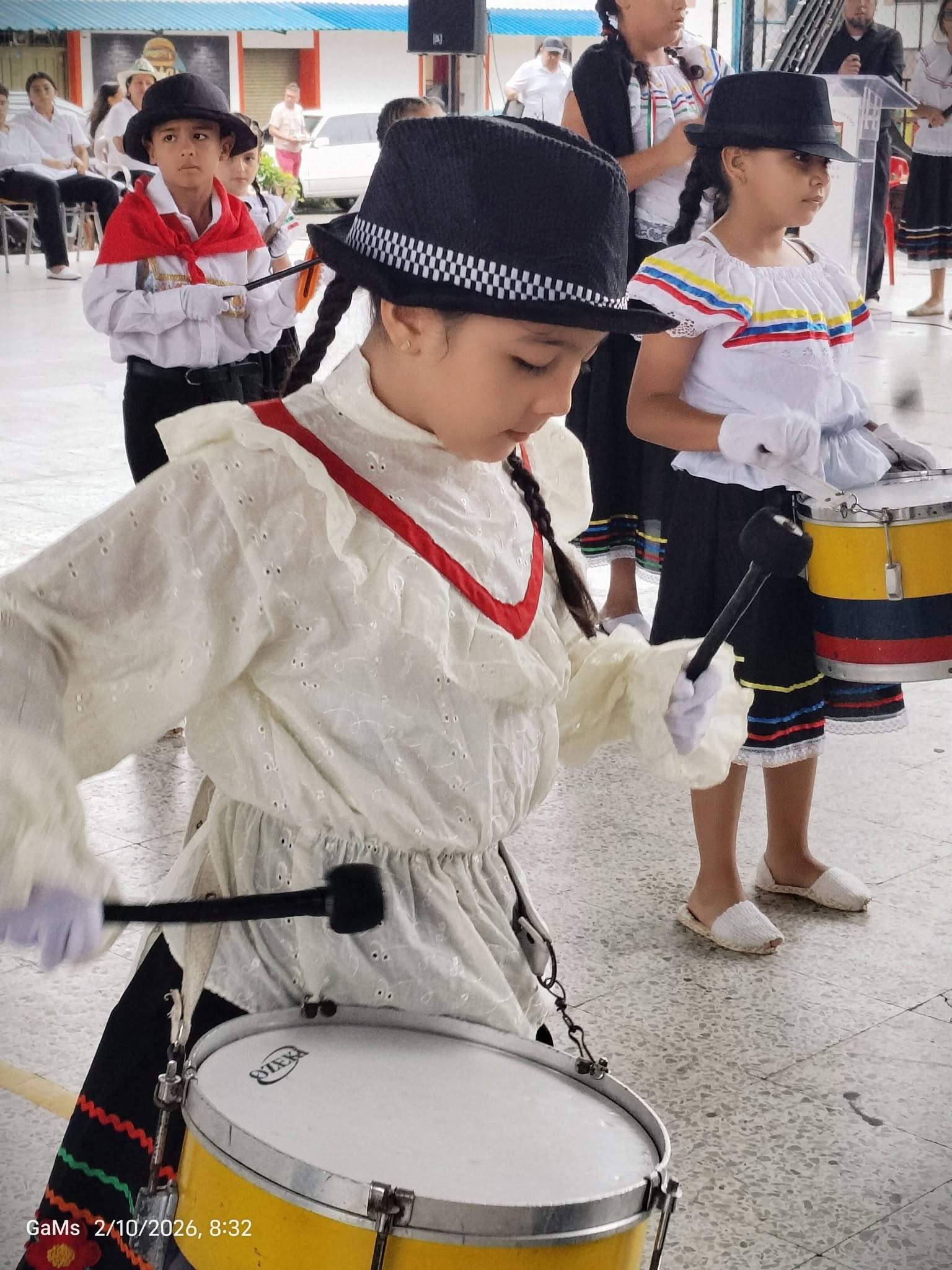 Estudiante toca un tambor en el Día de la Boyacensidad de la IE San Luis de Gaceno