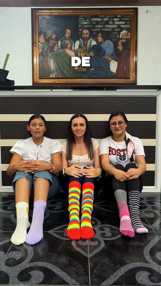 Tres mujeres muestran medias de colores por el Día del Síndrome de Down en San Luis de Gaceno
