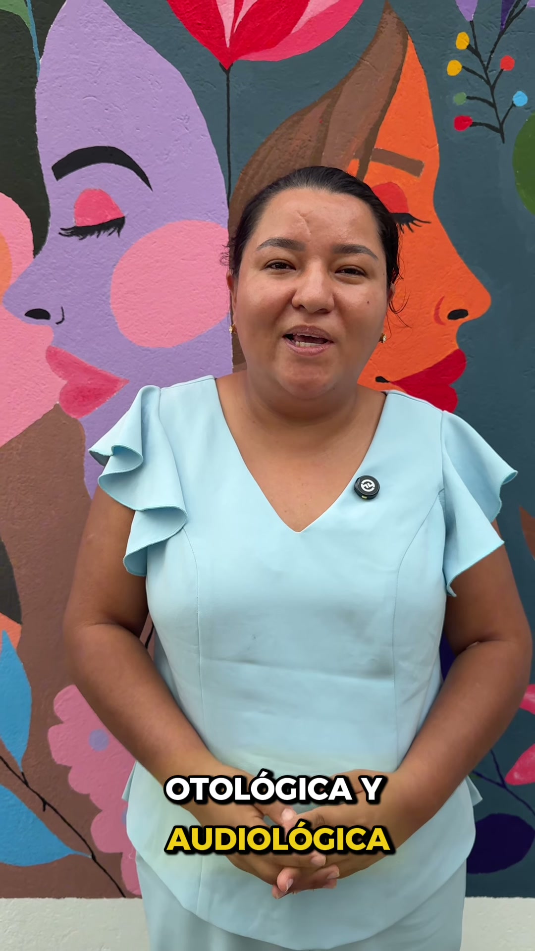 Funcionaria habla frente a un mural en el video del Día Mundial de la Audición en San Luis de Gaceno