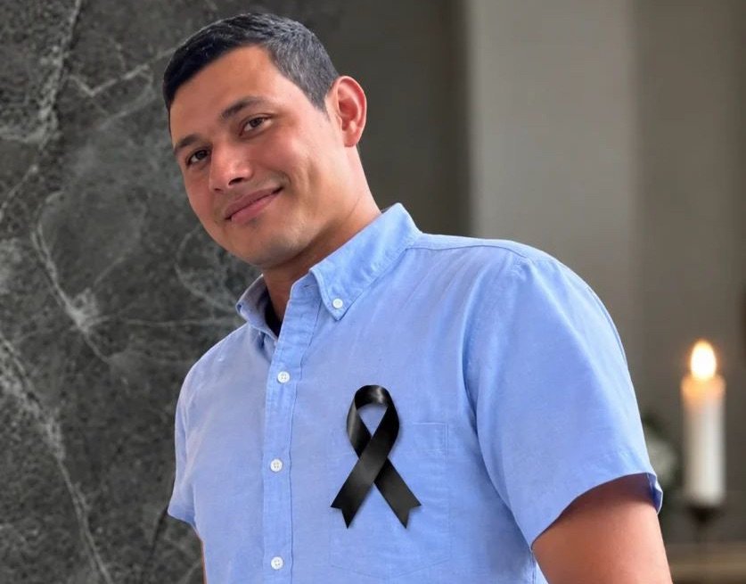 Retrato de Diego Alejandro Gavanzo Rojas con un moño negro de luto