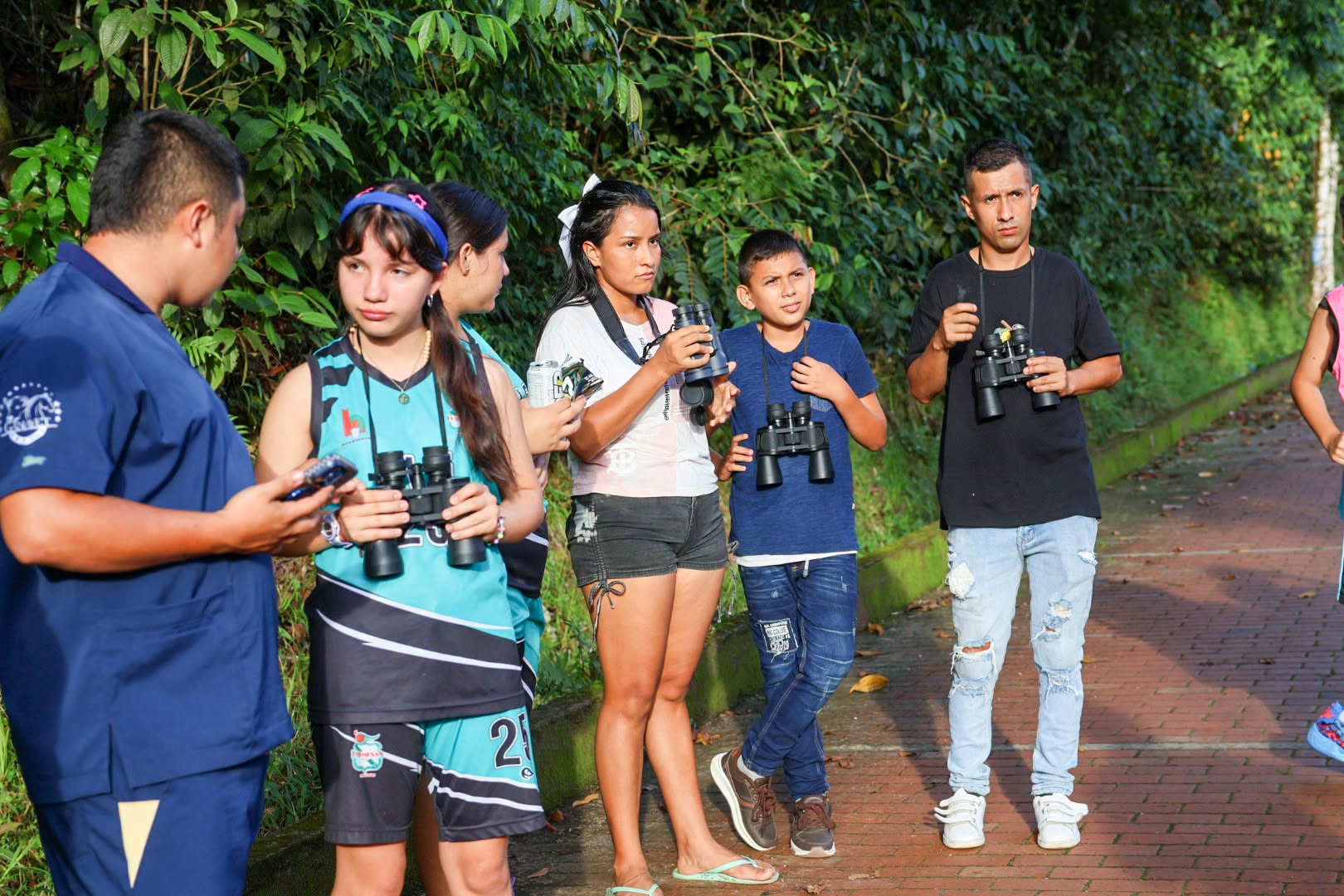 Jóvenes con binoculares en el Eco-Senderismo Juvenil de San Luis de Gaceno
