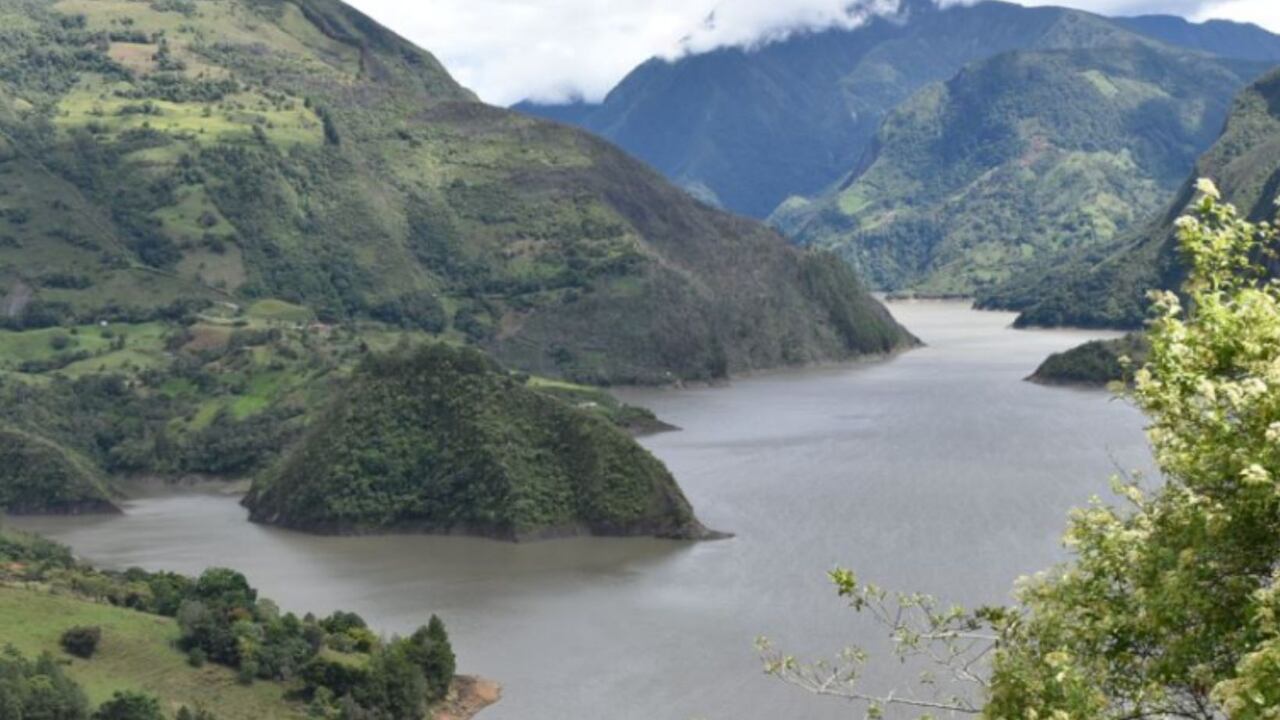 Embalse La Esmeralda entre montañas verdes en Macanal