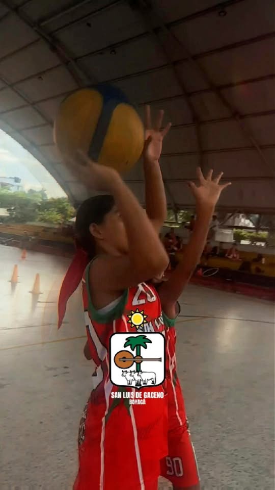 Deportista de la escuela de baloncesto de San Luis de Gaceno lanza al aro en una cancha cubierta