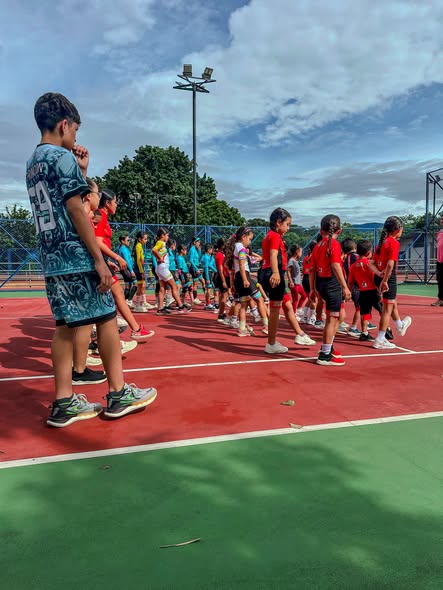 Integrantes de la Escuela de Patinaje de San Luis de Gaceno hacen fila y calentamiento en una cancha múltiple