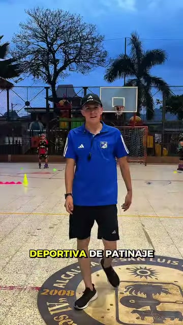 Joven con silbato en una cancha con el escudo de la Alcaldía de San Luis de Gaceno pintado en el piso, en el video de la Escuela de Patinaje