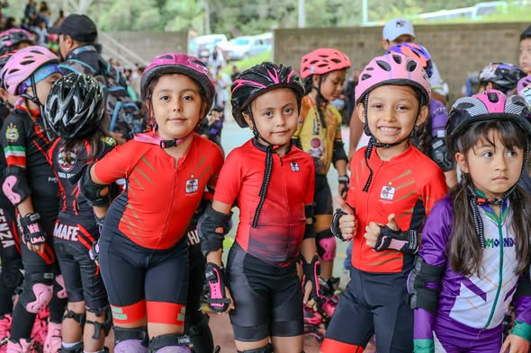 Niñas de la Escuela de Patinaje Titans de San Luis de Gaceno, con casco y uniforme, en el festival Tenza Skate