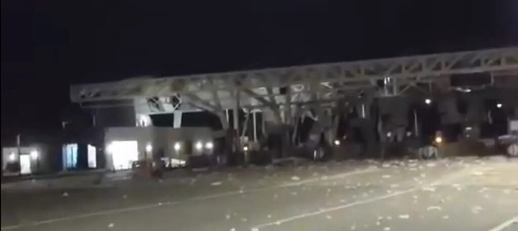 Estructura del peaje San Pedro, entre Villanueva y Monterrey, con escombros en la vía tras la explosión de la madrugada