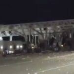 Carro bomba en el peaje San Pedro: cuatro trabajadoras heridas y más de 500 aves muertas