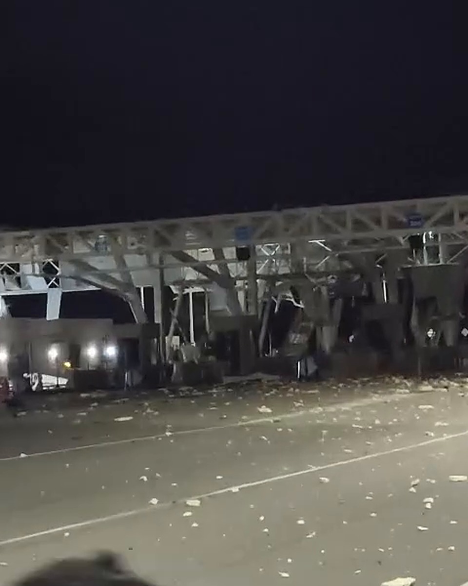 Estructura metálica del peaje San Pedro doblada y escombros sobre la vía después de la explosión