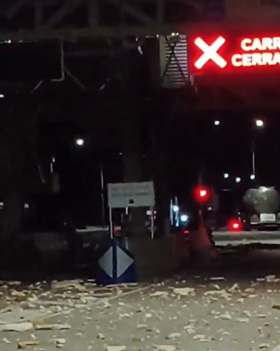 Letrero de carril cerrado y escombros en la calzada del peaje San Pedro, en Villanueva