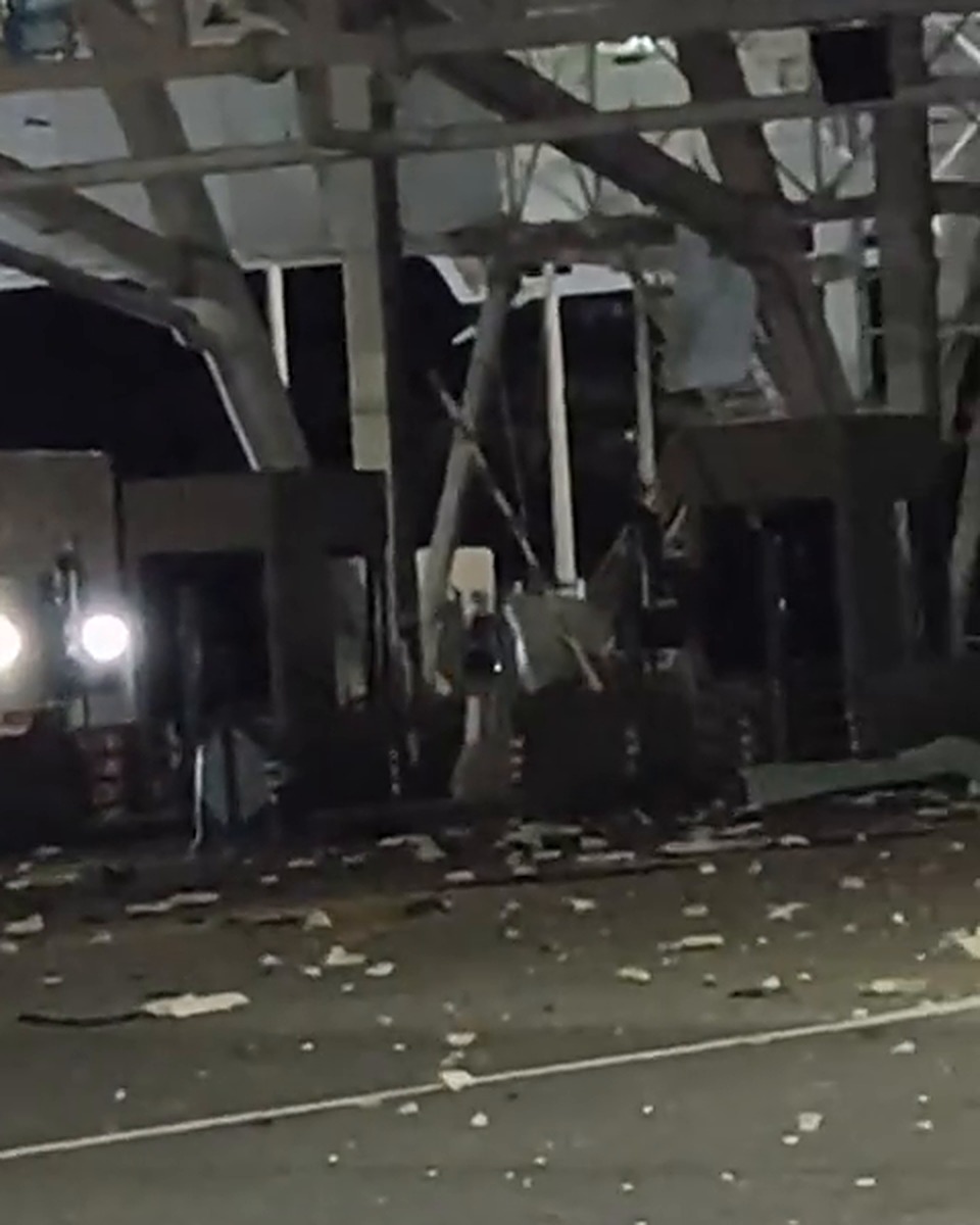 Casetas de cobro destruidas en el peaje San Pedro tras el atentado con carro bomba